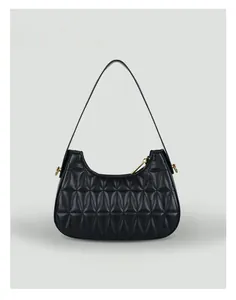 Détail du sac hobo matelassé noir avec coutures en losange et finitions dorées
