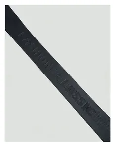 Gros plan sur une large bandoulière noire avec lettrage Fashion Classic tissé en relief