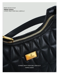 Gros plan sur la texture cuir matelassé noir et la plaque logo dorée du sac à main