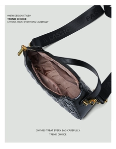Vue intérieure détaillée du sac noir matelassé avec doublure marron et compartiments