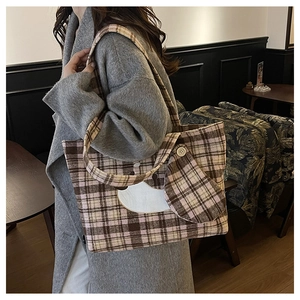 Detailaufnahme der Vintage-Karotasche mit süßer Hundestickerei und Applikationen