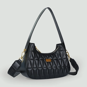 Détail du sac hobo matelassé noir avec logo doré et deux bandoulières interchangeables
