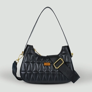 Détail du sac hobo matelassé noir avec finitions dorées et plaque métallique gravée