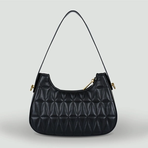 Détail du sac hobo en cuir noir matelassé avec garniture dorée et texture de couture