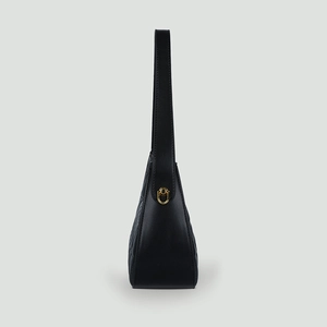 Vue latérale du sac matelassé noir avec motif chevron et anneau en métal doré élégant