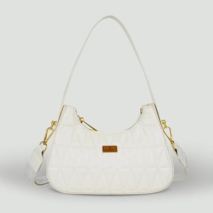 Détail du sac hobo blanc matelassé avec dorure et deux bandoulières réglables