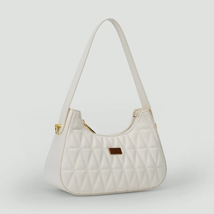 Détails du sac hobo matelassé crème avec finitions dorées et coutures géométriques