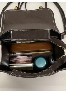 Innenansicht der dunkelbraunen Ledertasche mit geräumigem Hauptfach für den täglichen Bedarf