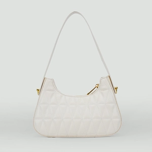 Détail du sac matelassé blanc avec fermeture éclair dorée et coutures triangulaires