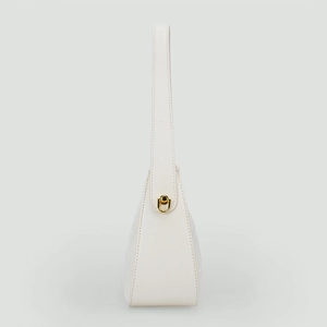 Vue détaillée du sac en cuir blanc matelassé avec anneaux dorés et profil latéral triangulaire
