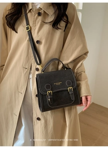 Detail der Vintage-Ledertasche mit Kontrastnähten und goldener Schnallen-Hardware