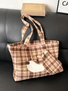 Süße karierte Tragetasche mit Hundestickerei und Wollstoff für den Herbst-Stil