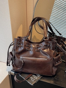 Sac Cabas de Grande Capacité en Cuir PU Brillant Vintage pour Femmes Sac à Épaule Rétro avec Rivets et Cordon Sac à Main Urbain Quotidien