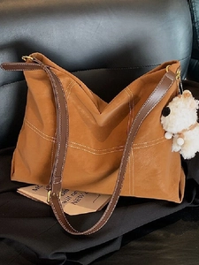 Sac Fourre-tout en Cuir PU Rétro pour Femmes de Grande Capacité Motif de Grille de Surpiqûres Contrastées Sac à Bandoulière avec Pendentif