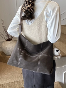 Grand sac à bandoulière minimaliste avec motif à carreaux et pendentif chien en peluche
