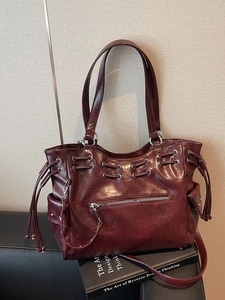 Sac fourre-tout bordeaux rétro avec œillets métalliques argentés et cuir ciré vintage