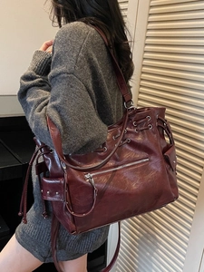 Grand sac cabas en cuir rouge foncé avec cordon de serrage et bandoulière pour femmes