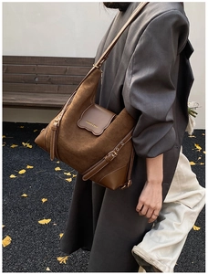 Vue détaillée du sac cabas marron vintage avec textures de cuir et logo doré gravé