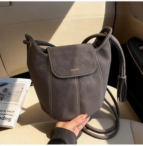 Vue détaillée du sac seau anthracite avec coutures contrastées et pampille