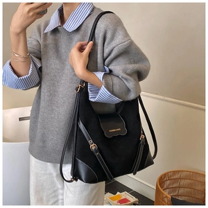 Détail du cabas rétro noir avec surpiqûres blanches contrastées et lettrage doré chic