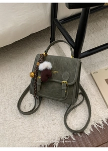 Details des dunkelgrünen PU-Lederrucksacks mit Kontrastnähten und goldener Schnalle