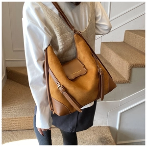 Sac à épaule vintage en daim et cuir marron avec sangle latérale réglable stylée