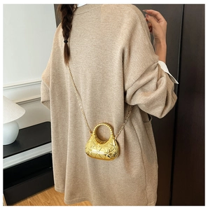 Mini sac à main doré avec gaufrage géométrique triangulaire et fine bandoulière chaîne