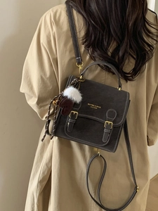 Vintage Rucksack aus dunkelgrauem Wildleder mit Tragegriff und weißem Handschuh-Anhänger