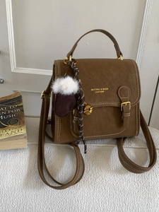 Vintage brauner Lederrucksack mit Gold-Schnalle und flauschigem Anhänger für Damen