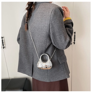 Mini sac demi-lune argenté métallisé avec matelassage diamant et fine bandoulière chaîne