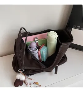 Grand sac cabas marron montrant un intérieur spacieux pour tablette et parapluie