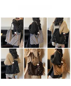 Détails du grand sac cabas avec boucles et pompon en fourrure en quatre coloris