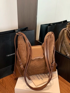 Sac bandoulière rétro marron en daim et cuir avec des bretelles réglables chic