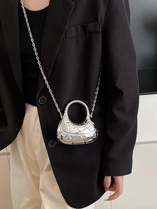 Mini sac de soirée argenté en forme de croissant avec texture et bandoulière en chaîne