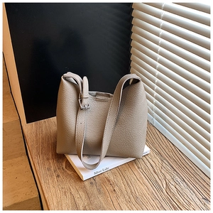 Detailaufnahme der Kieselleder-Struktur und Silberschnalle an einer taupefarbenen Tasche