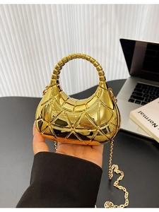 Mini sac de soirée croissant doré en acrylique avec texture géométrique et perle