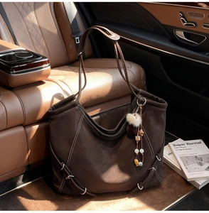 Détails du grand sac cabas marron foncé avec coutures contrastées blanches et pompon