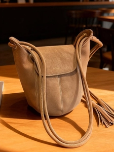 Sac Seau en Cuir PU Rétro pour Femmes Sac à Main Minimaliste Décontracté Sac Bandoulière Mode Polyvalent Avec Gland et Couture