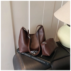 Nahaufnahme braunes Shopper-Set aus Leder mit Litschi-Maserung und kleiner Reißverschlusstasche