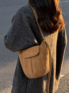 Sac seau en daim marron avec coutures contrastées et texte tendance pour l'extérieur