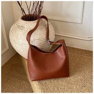 Nahaufnahme braune Hobo-Tasche aus genarbtem Leder mit verstellbarem Riemen und Halbmond-Form