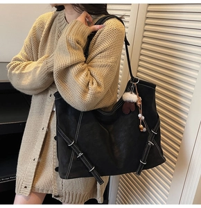 Détail du grand sac cabas noir en similicuir avec surpiqûres blanches et boucle déco