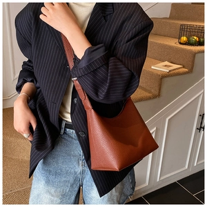 Braune Hobo-Tasche aus Leder mit Lychee-Struktur, Halbmondform und verstellbarem Riemen
