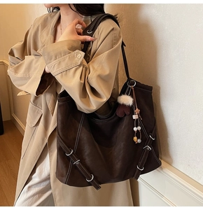 Gros plan détaillé d'un grand sac cabas vintage marron avec surpiqûres et breloque étoile