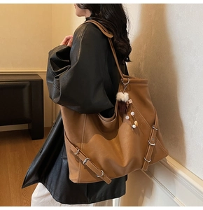Détail du grand sac cabas marron avec boucle argentée et pendentif en peluche doux
