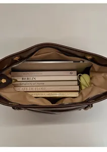 Détail de l'intérieur du sac cabas en cuir marron montrant sa grande capacité pour ordinateur