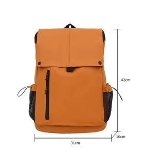 Détails des dimensions de 42cm de hauteur et 31cm de largeur du sac à dos orange