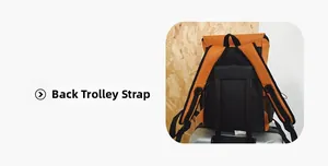 Détail de la sangle pour bagage à l'arrière du sac à dos de voyage orange et noir