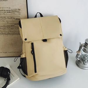 Détail d'un sac à dos décontracté kaki avec rabat à boucle et poches latérales en maille