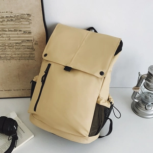 Détail du sac à dos jaune avec poche filet latérale et fermeture éclair frontale stylée